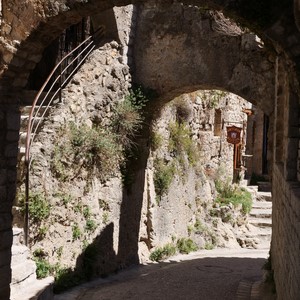 Ruelle passant sous des porches en pierre - France  - collection de photos clin d'oeil, catégorie rues